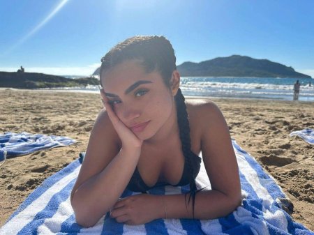 Брюнетка девушка