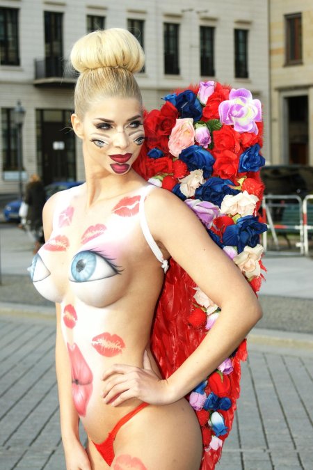 Микаэла шефер обнажилась на главной площади