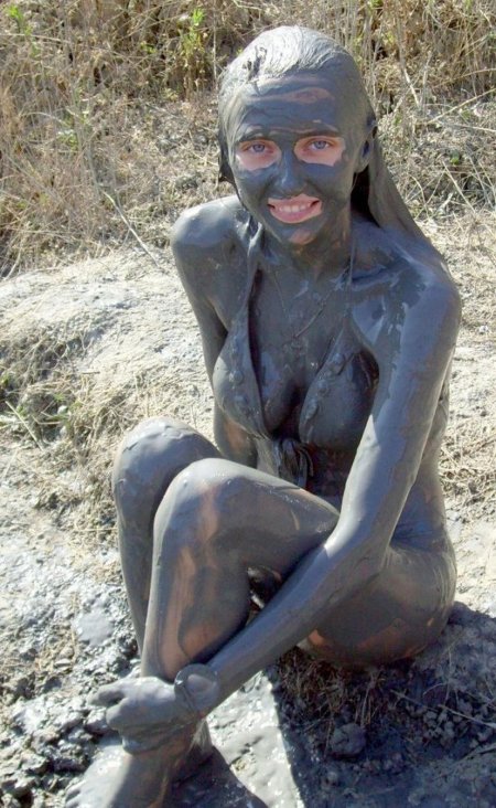 Девушка в грязи
