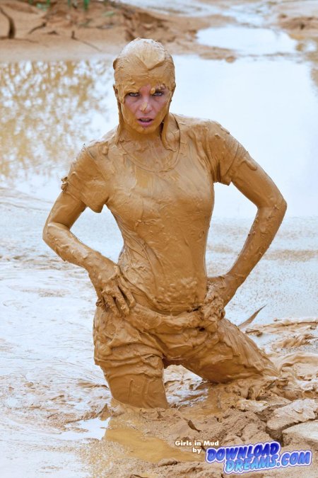 Девушка в грязи