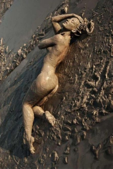 Девушка в грязи