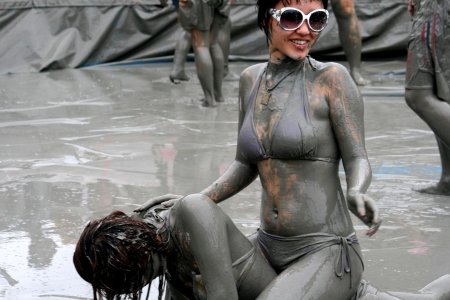 Фестиваль грязи в южной корее девушка