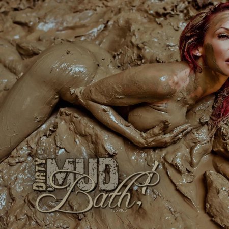 Голая девушка в грязи