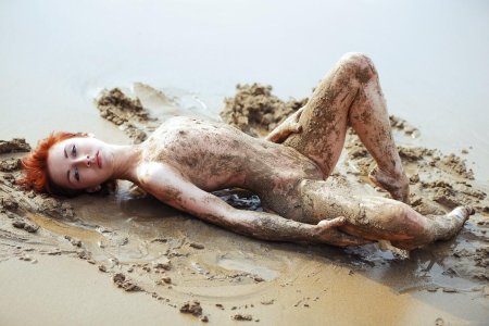 Девушка в грязи