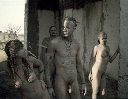 Голышом в грязи