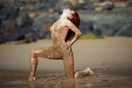 Девушка в грязи