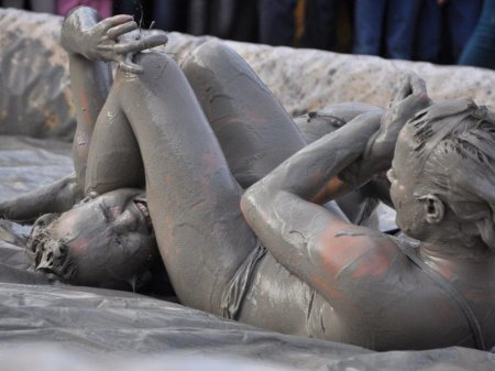 Женские бои в грязи