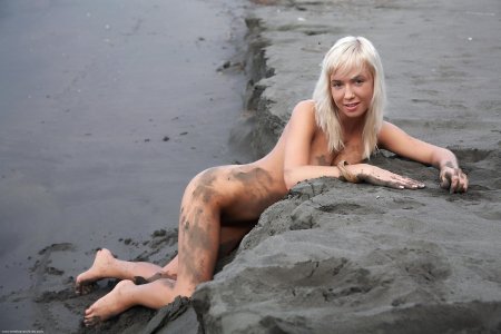 Девушка в грязи