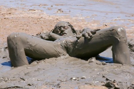 Голые женщины купаются в грязи