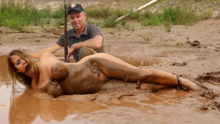 Голая девушка в грязи