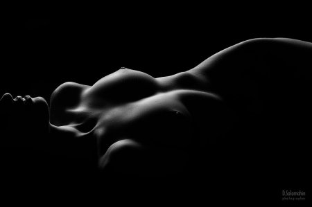 Красивые изгибы женского тела ню