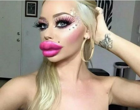 Девушка с огромными губами