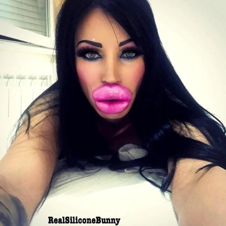 С накаченными губами