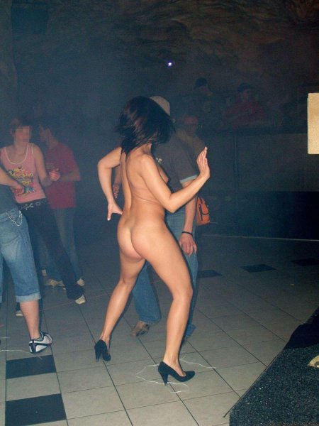 Девушки танцуют голышом