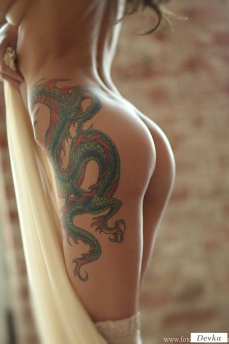 Дракон на бедре тату