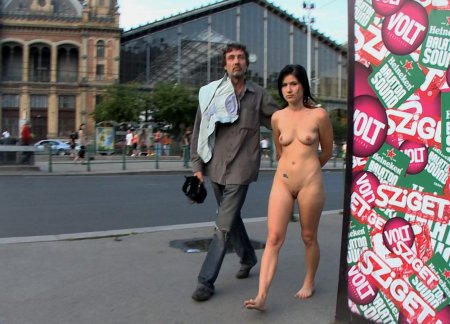 Голая по улице