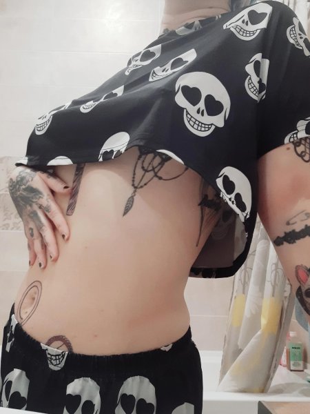 Девушка с татуировками