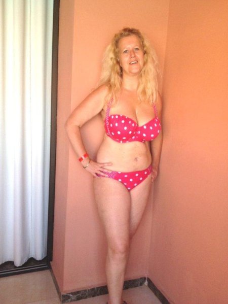 Полные в купальниках