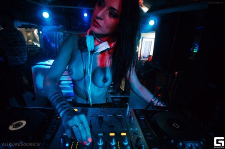 Голые диджеи