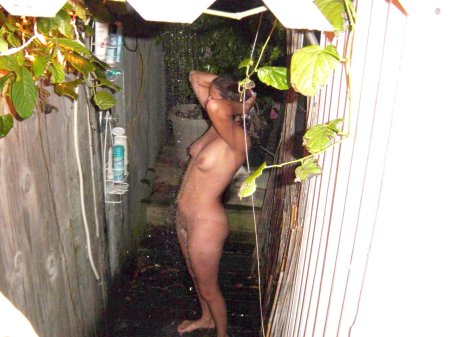 Голые женщины в летнем душе