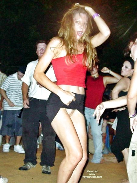 Девушка на дискотеке без трусов