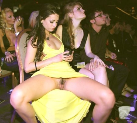 Без нижнего белья голышом