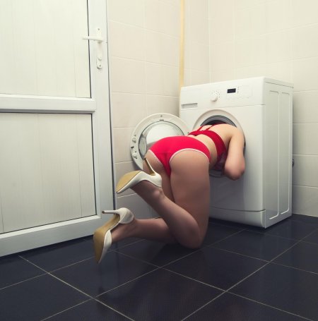 Девушка застряла в стиральной машине