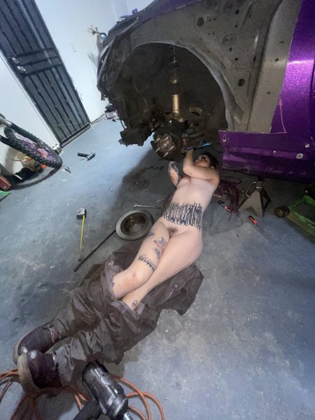 Девушка автомеханик