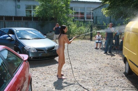 Машина на автомойке