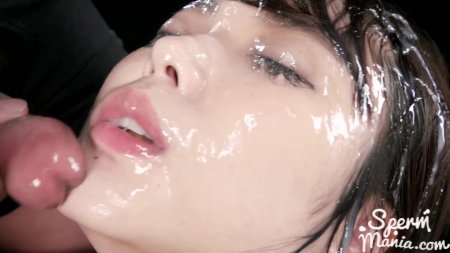 Японской телеведущей обкончали лицо