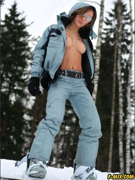 Абсолютно голая сноубордистка