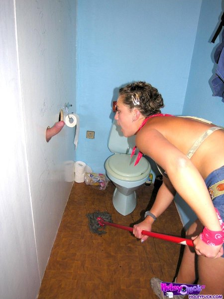 Уборщица в туалете