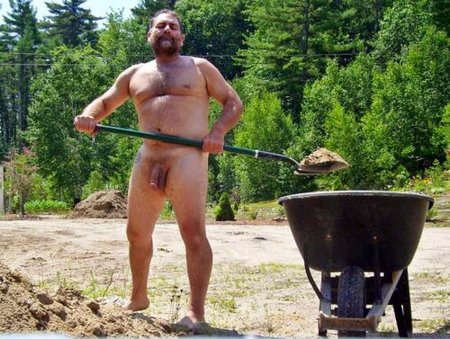 Голенький мужик на даче