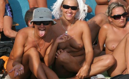 На пляже голышом