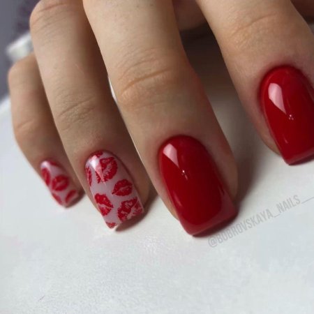 Красный маникюр с сердечками