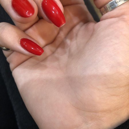 Красный маникюр миндаль