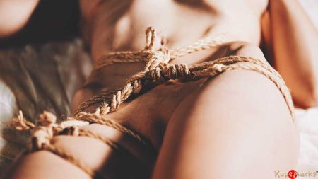 Связанные веревкой девушки