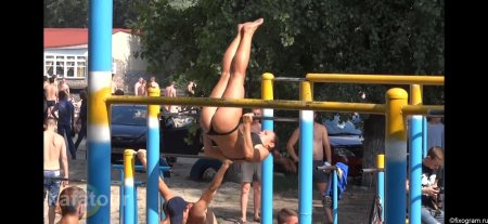 Девушка на турнике