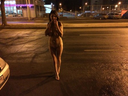 Девушка голая на улице