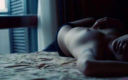 Голое женское тело на кровати