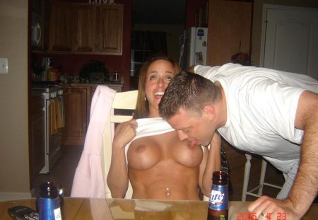 Девушка с огромной грудью селфи