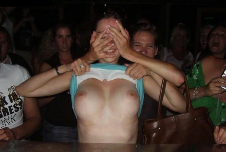 Засветила сиськами