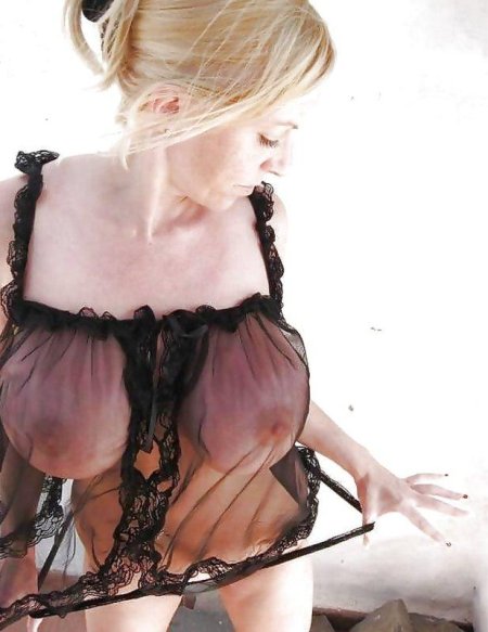 Голые женщины в прозрачных пеньюарах