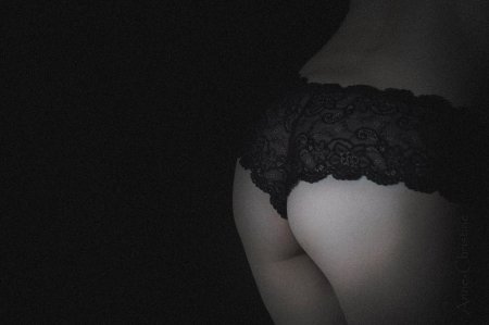 Женские попки в кружевных трусиках