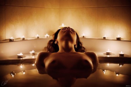 Фотосессия в ванной со свечами