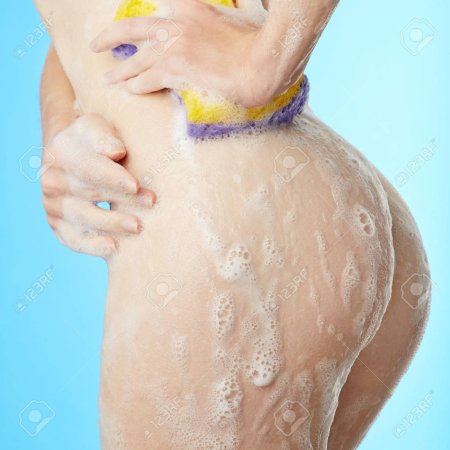 Женское тело в ванной