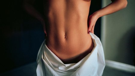 Девушка с плоским животом