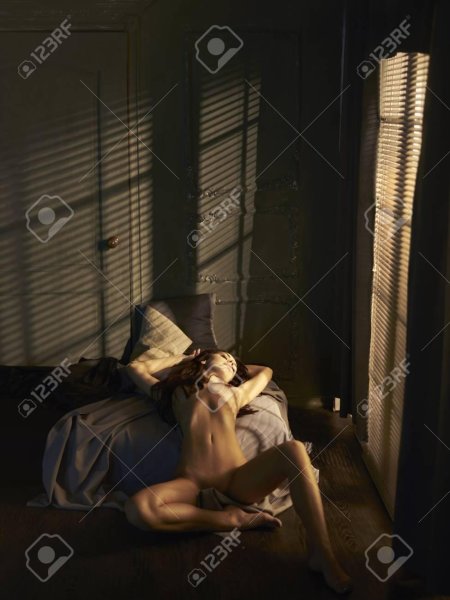 Дама обнажилась в спальне