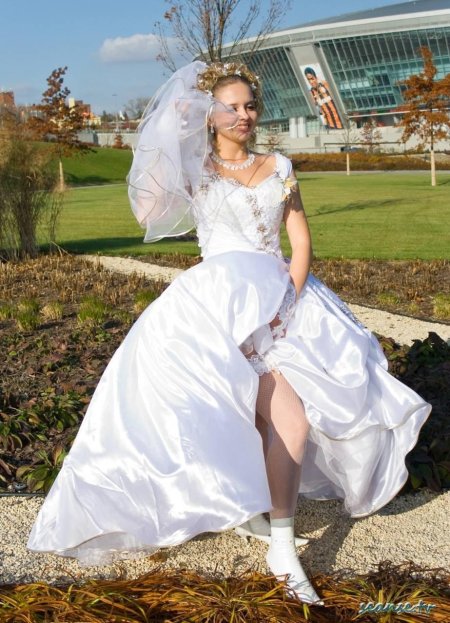 Под платьем невесты