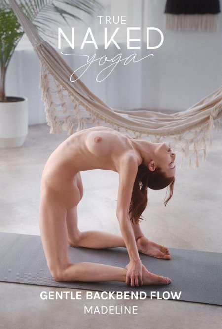 Голая девушка занимается йогой